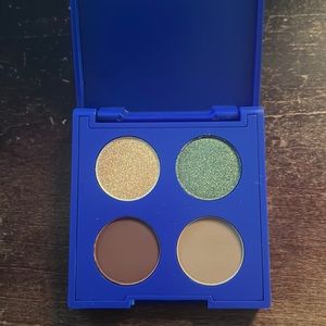 Tresluce eyeshadow quad FREE WITH BUNDLE